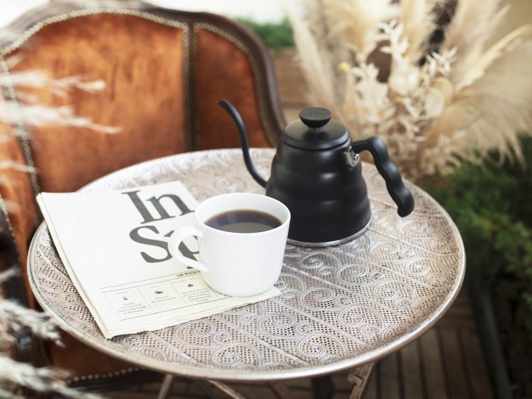 high-angle-cup-with-delicious-coffee-table