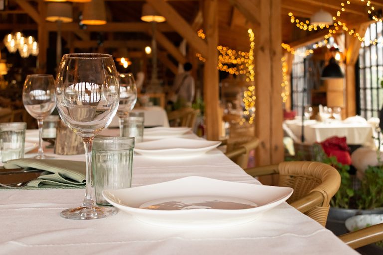 empty-glasses-set-restaurant-table