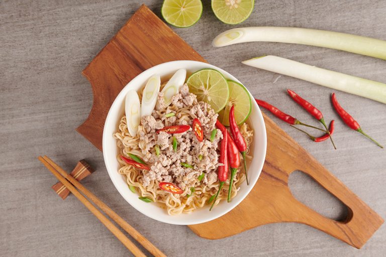 Instant noodles and soup to eat sliced onions and peppers and pu